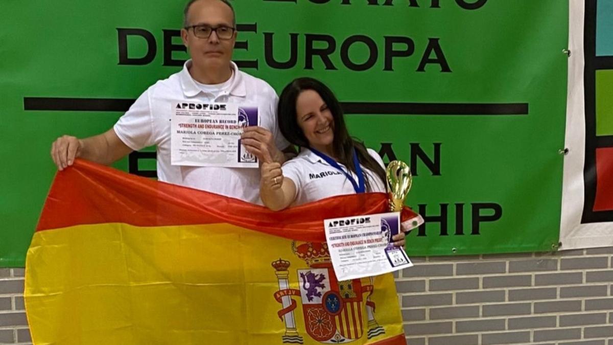 Mariola Corega con su trofeo y diploma acreditativo de los resultados en el Europeo.