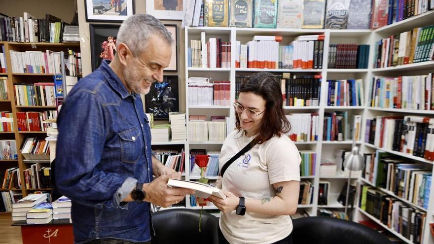Gijón celebra San Xurde con gusto por los libros y roscas agotadas