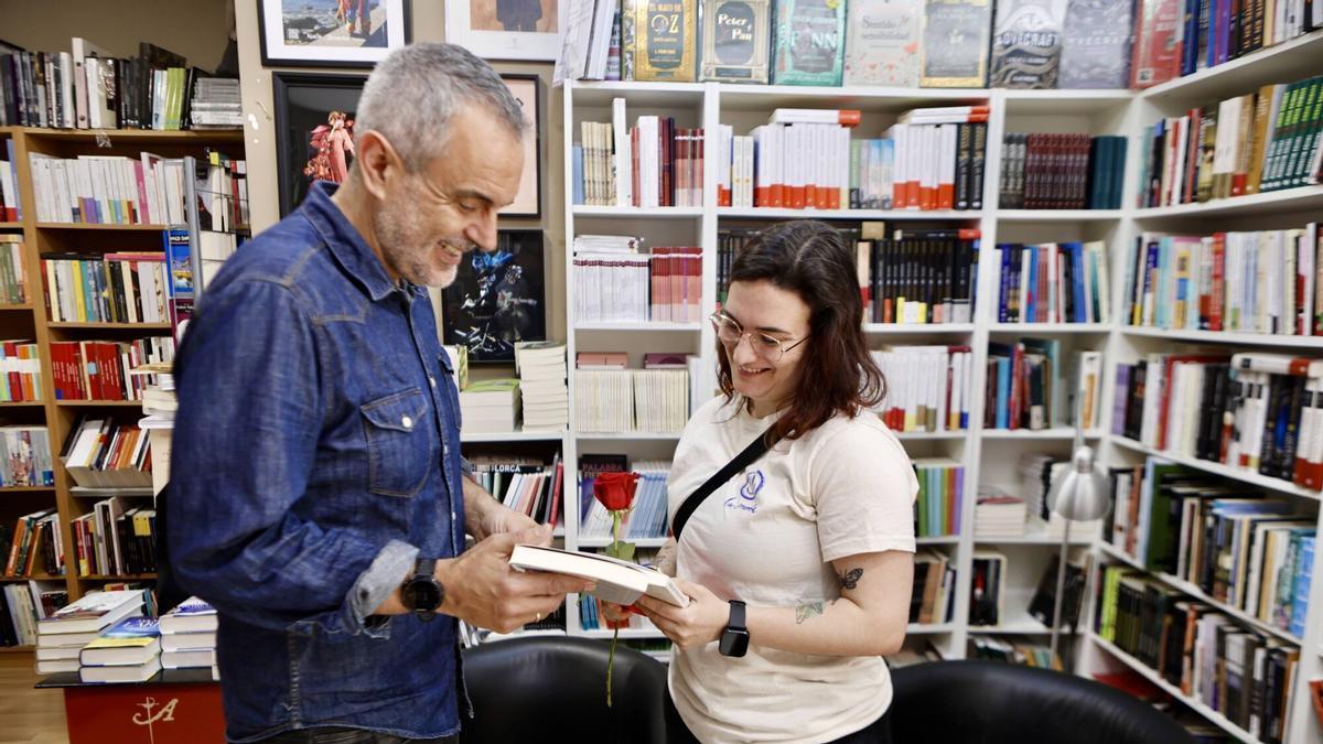 Gijón celebra San Xurde con gusto por los libros y roscas agotadas