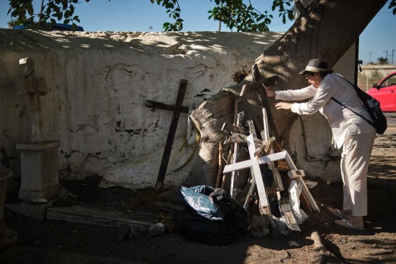 Cruces nuevas en el cementerio viejo de San Andrés