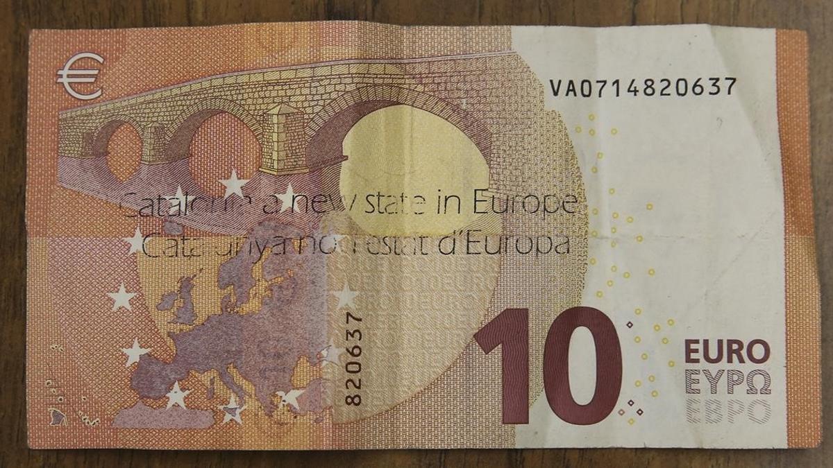 Billete de 10 euros con una impresión que dice &quot;Catalunya nou estat d'Europa&quot;.