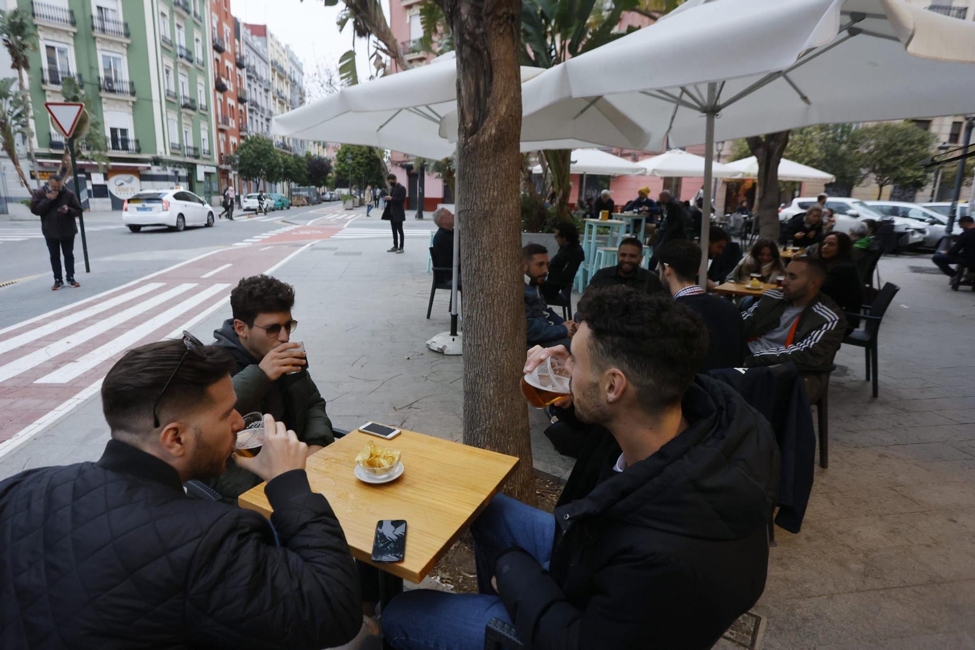 Las cenas vuelven a los bares con las nuevas restricciones