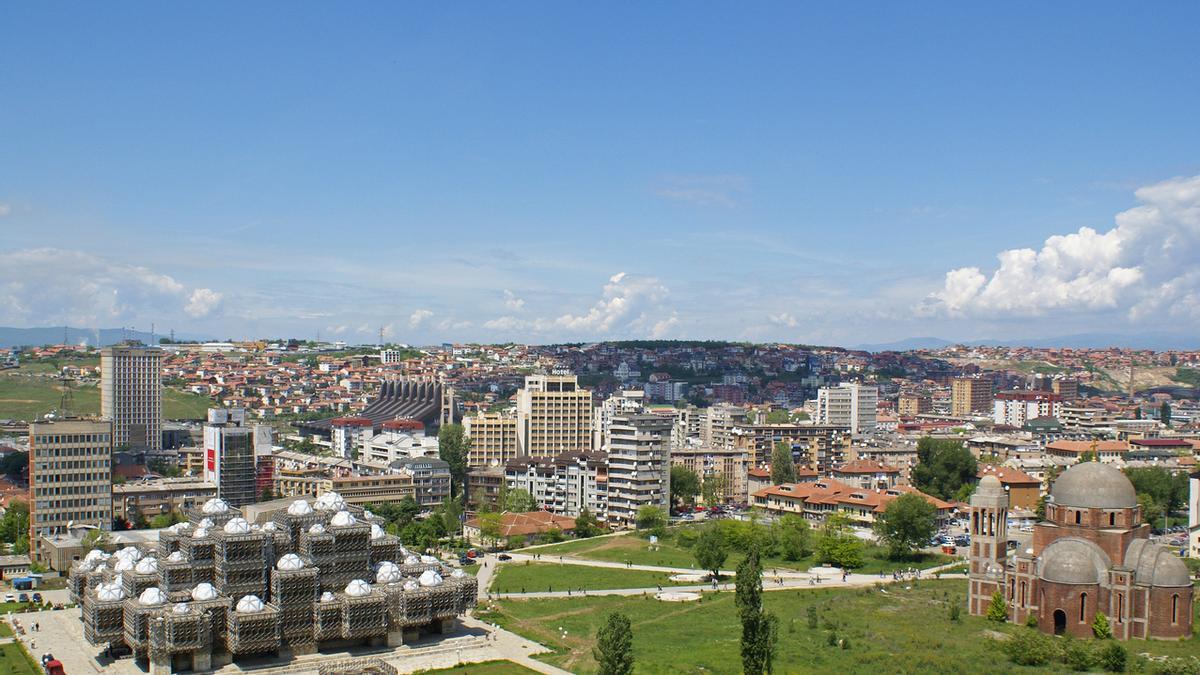 Paisaje de Pristina con la Biblioteca Nacional