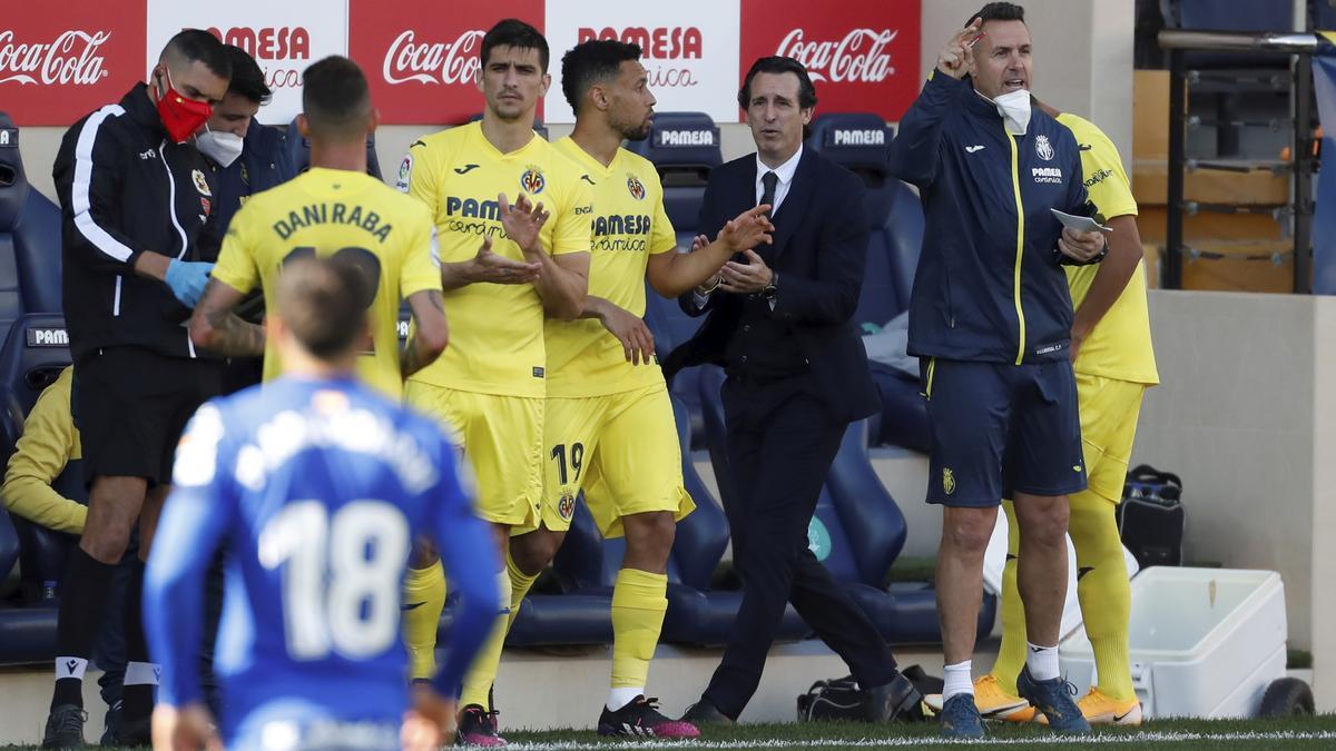 El entrenador del Villarreal, Unai Emery, dando instrucciones a Coquelin, Gerard y Bacca antes de salir al campo.