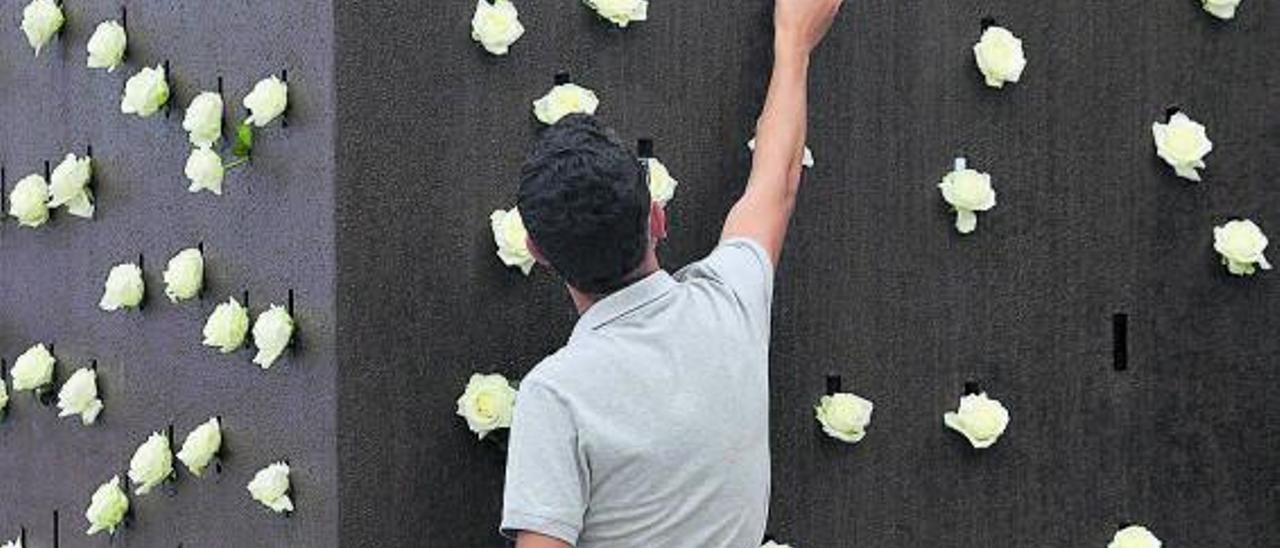 Ofrenda floral a las víctimas de la tragedia aérea JK5022 en 2019.