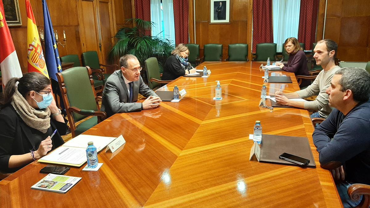 Reunión del Consejo Comarcal de Toro con el subdelegado del Gobierno en Zamora, Ángel Blanco.