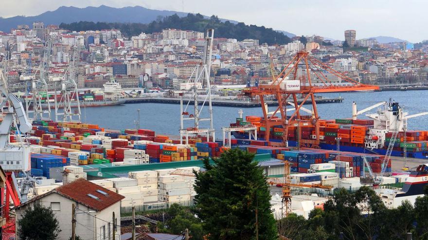 Vista del muelle de Guixar 
lleno de contenedores 
(Vigo).  | // MARTA G. BREA