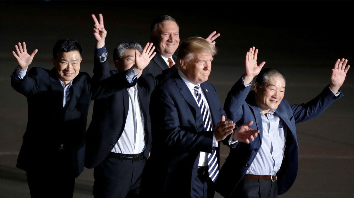 Trump y Pompeo junto a los tres liberados.