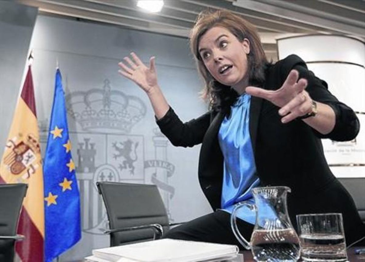 La vicepresidenta del Govern, Soraya Sáenz de Santamaría, ahir, després de la roda de premsa posterior al Consell de Ministres, a la Moncloa. La vicepresidenta del Govern, Soraya Sáenz de Santamaría, ahir, després de la roda de premsa posterior al Consell de Ministres, a la Moncloa.