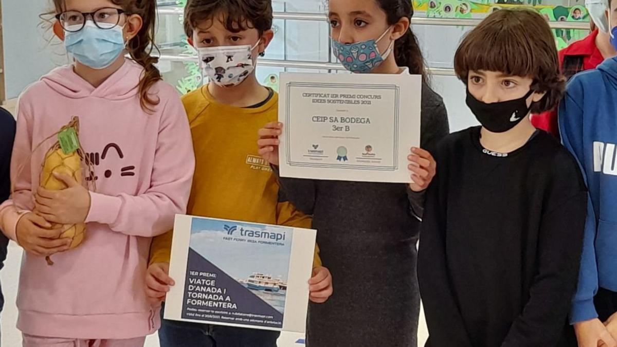 Algunos de los niños premiados en la entrega de premios de ayer en el colegio Sa Bodega de Vila. | ECOFEIXES