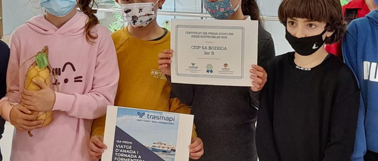 Algunos de los niños premiados en la entrega de premios de ayer en el colegio Sa Bodega de Vila. | ECOFEIXES