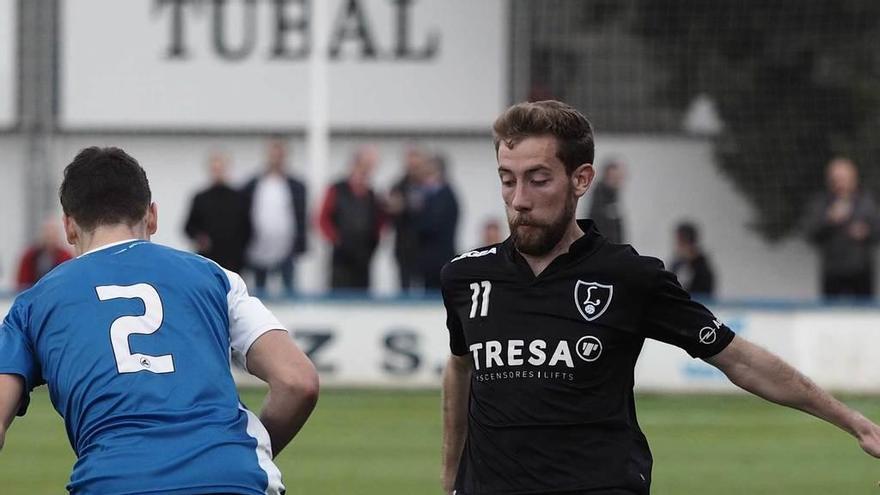 Robert intenta arrebatarle el balón a Sarriegi.