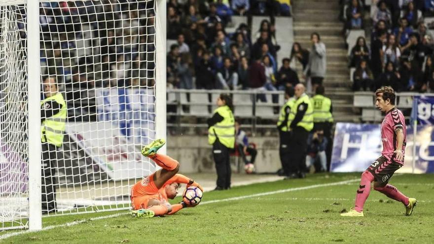 Dani Hernández, portero del Tenerife, detiene un balón durante el último partido del Oviedo en el Tartiere.