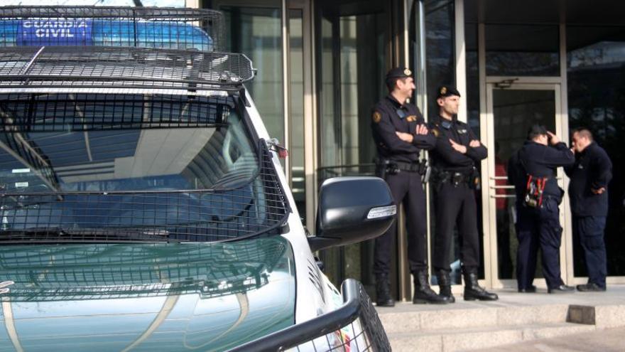 Agents de la Guàrdia Civil davant l&#039;empresa Comsa, a Tarragona.