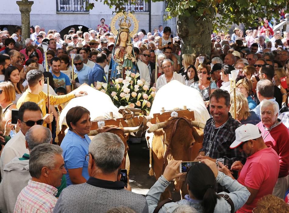 La nueva cita con el santuario de A Franqueira, en A Cañiza, unió ayer a miles de devotos.