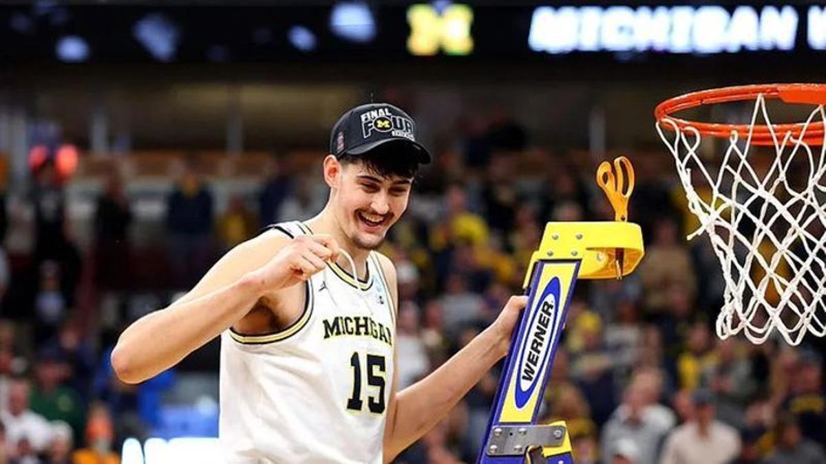 Aday Mara, por los aires, celebrando el título de Michigan