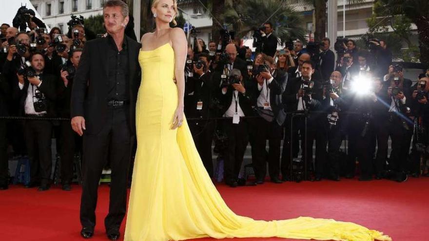 Sean Penn y Charlize Theron, ayer, en la alfombra roja de Cannes.