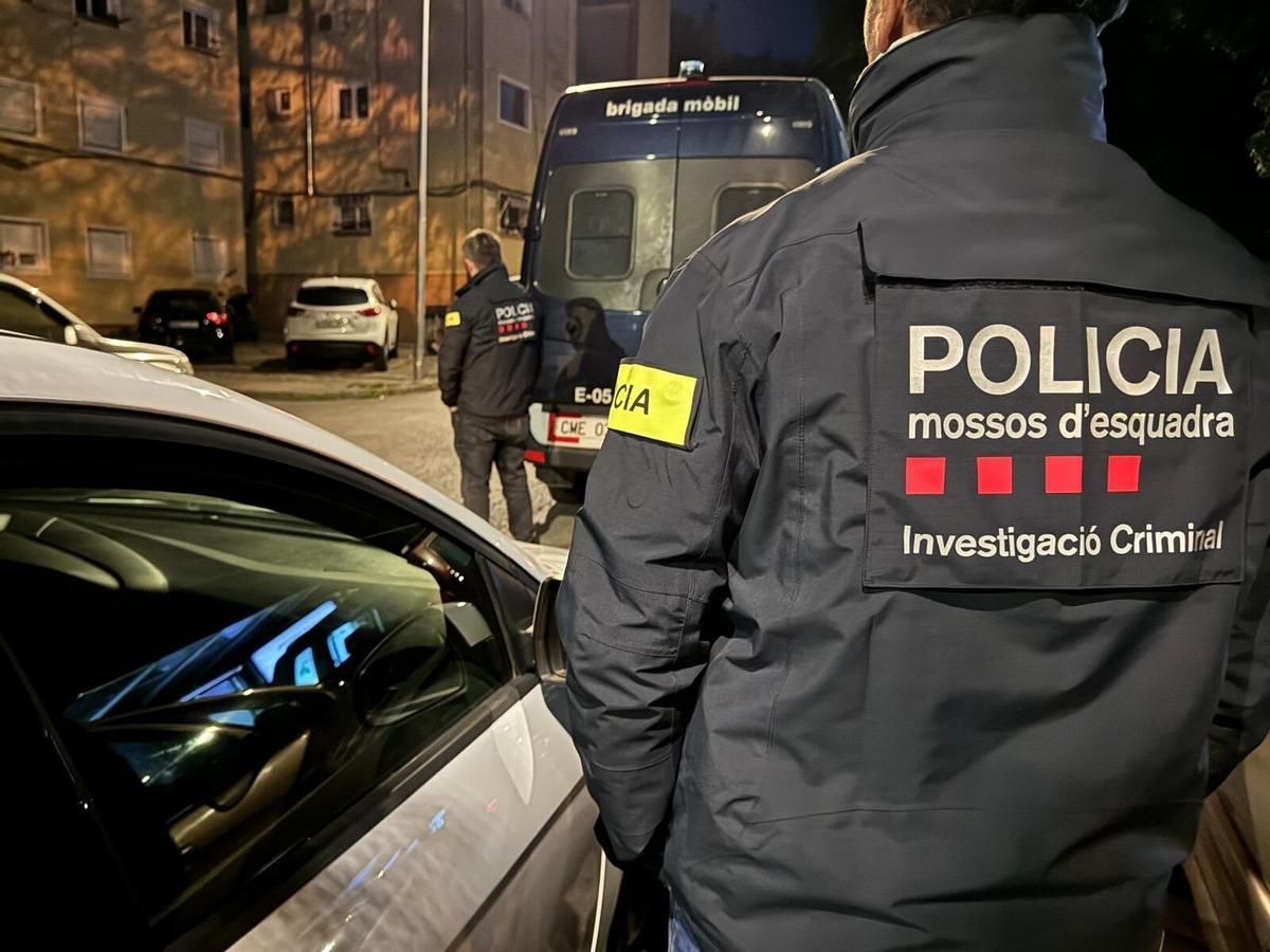 Agents d'Investigació dels Mossos davant dels pisos on es fan escorcolls a Girona.