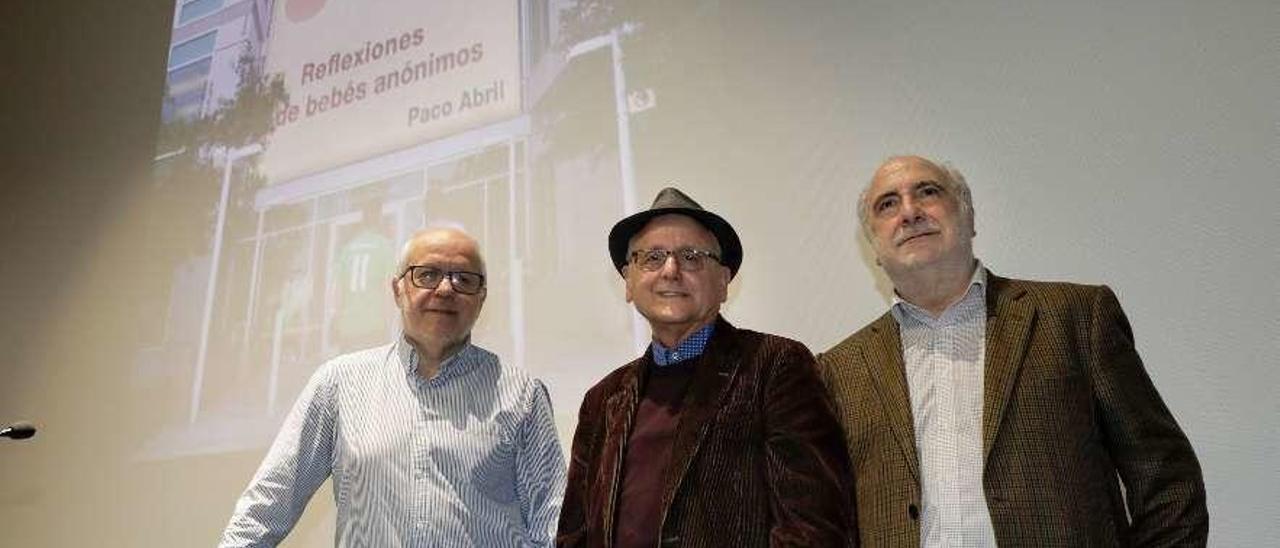 Por la izquierda, Francisco García, Paco Abril y Marino Pérez, en la presentación del libro.