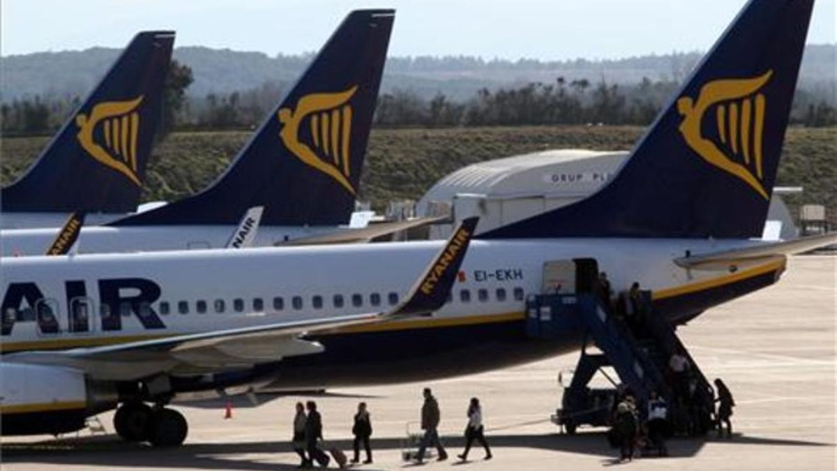 Un avión de Ryanair en el aeropuerto de Girona.