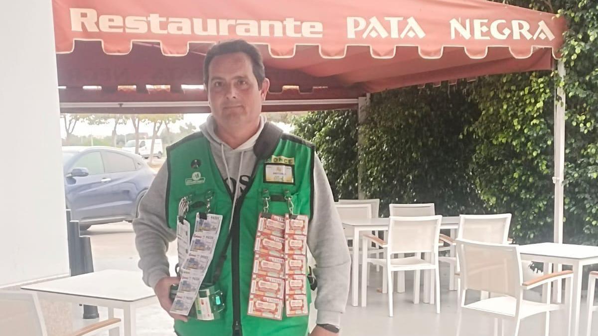Antonio frente al bar donde ha repartido 70.000 euros