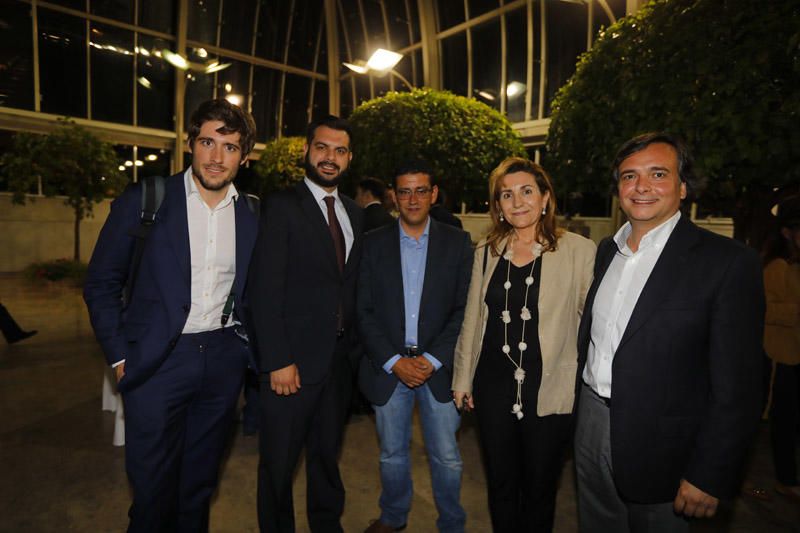 Francisco Izquierdo, del PP de Manises, con Maria Villajos, del PP de Paterna y Juan Carlos Caballero, presidente de Nuevas Generaciones de la CV.