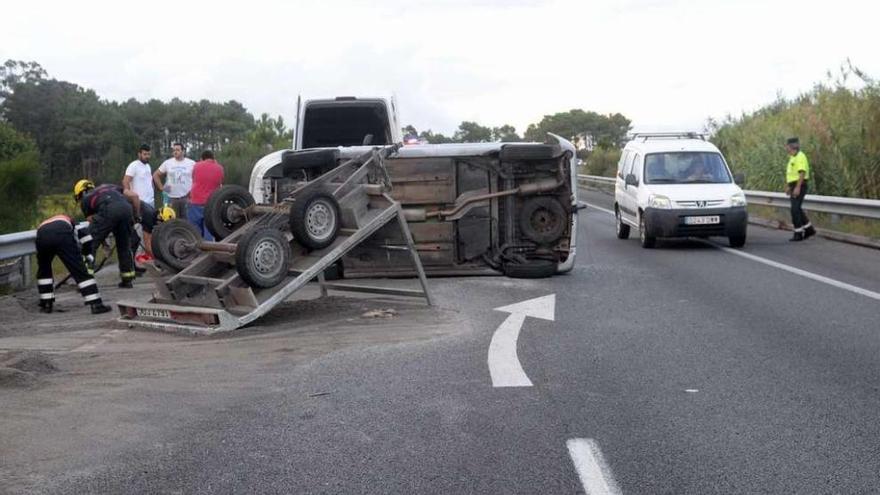 La furgoneta volcada en medio de la carretera. // Noé Parga