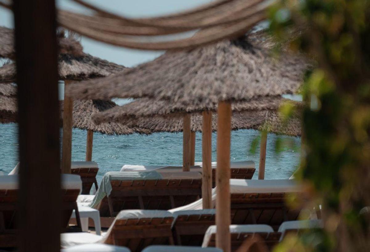 La ubicación es en primera línea de playa, frente al mar, en Playa d’en Bossa. |