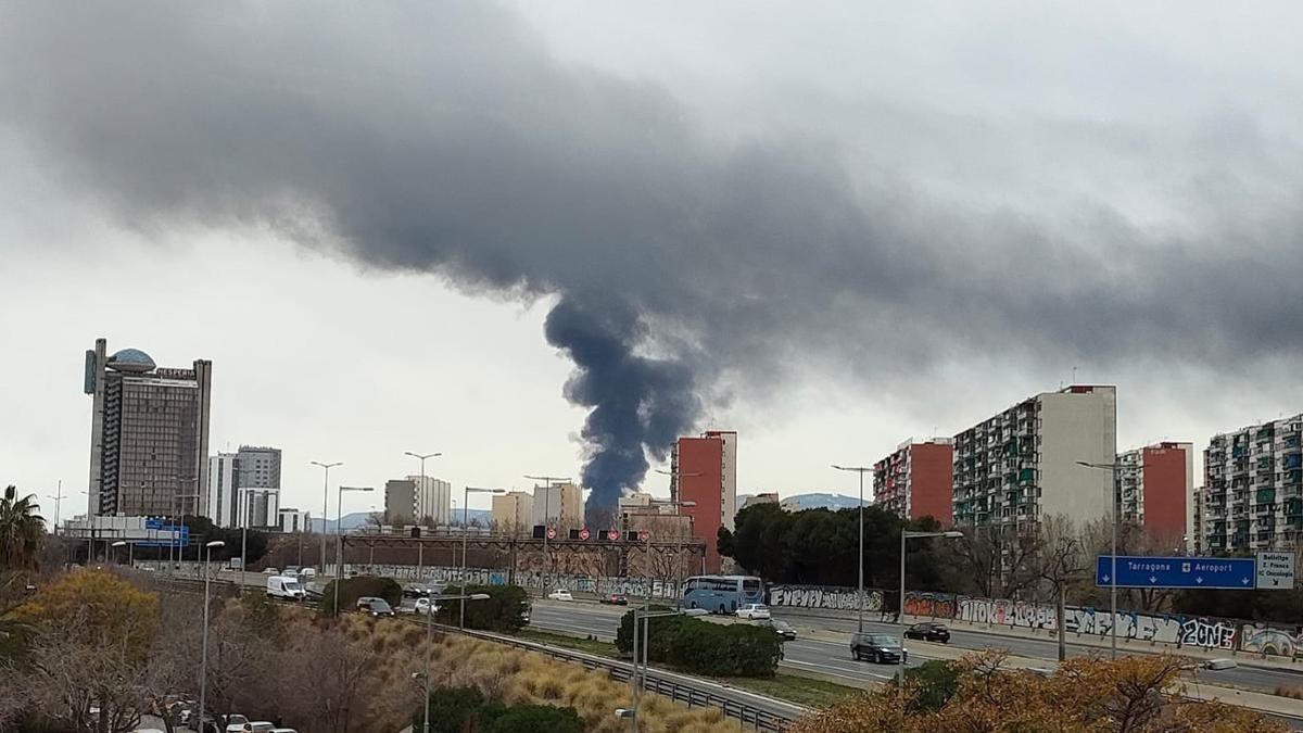 Incendi a Sant Boi de Llobregat: vista de la columna de fum