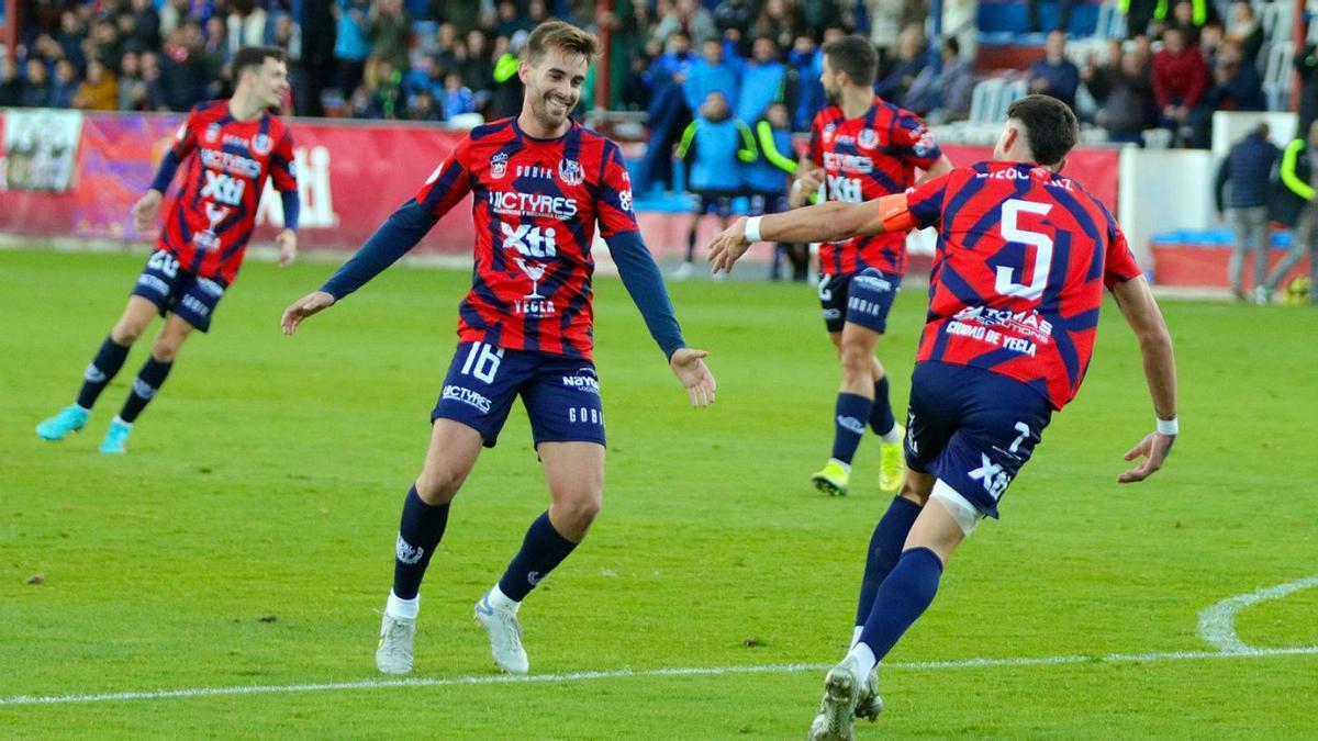 Manu Costa y Diego Ruiz celebran el 1-0 del Yeclano ante el Atlético Sanluqueño. | PASCUAL AGUILERA