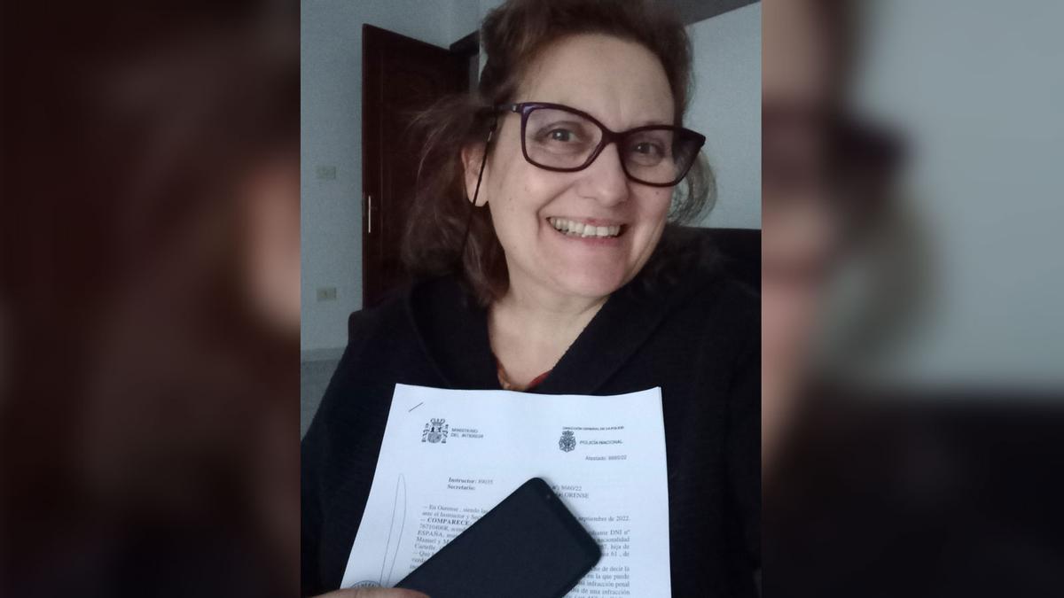 Pili, con su móvil recién recuperado y la denuncia interpuesta ante la Policía Nacional.