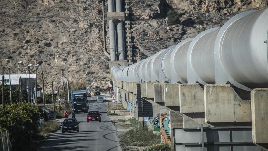 Imagen de los tubos del trasvase en el municipio de Orihuela.