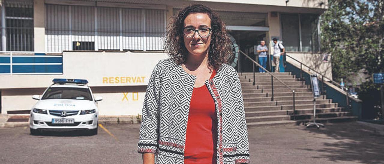 La nueva teniente de alcalde de Seguridad Ciudadana, la socialista Joana Maria Adrover, frente al acceso del cuartel de Sant Ferran.