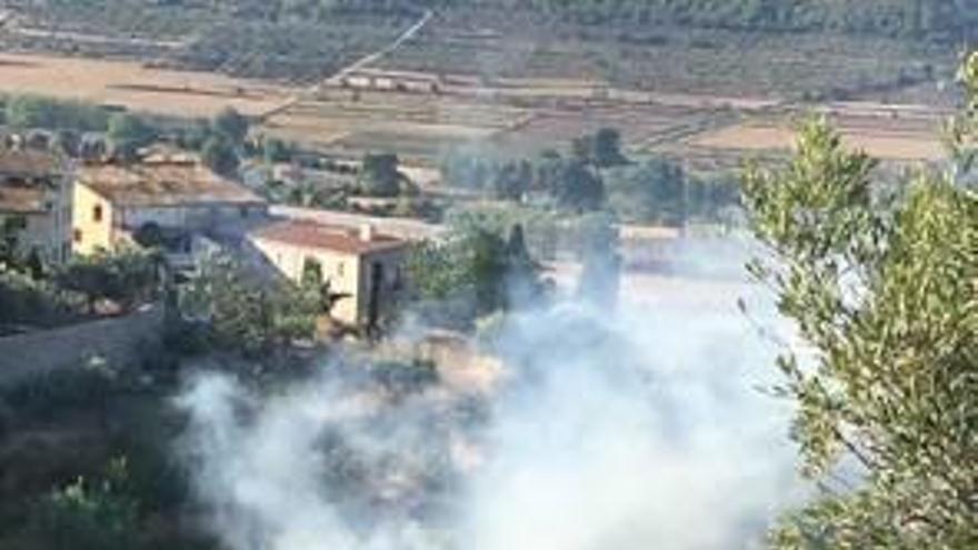 El incendio de Agres estaba próximo al casco urbano.