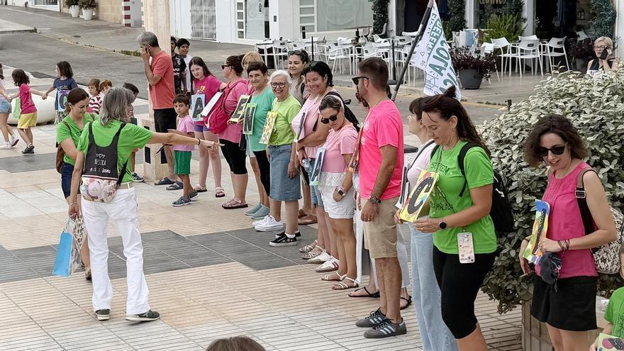 Cerca de 2.000 personas forman una cadena humana de 600 metros en Altea para defender la educación pública