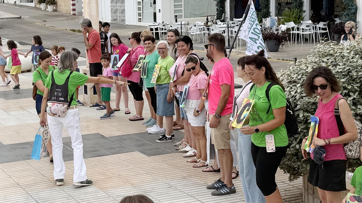 Un tramo de la cadena humana celebrada en Altea reivindicando la enseñanza pública