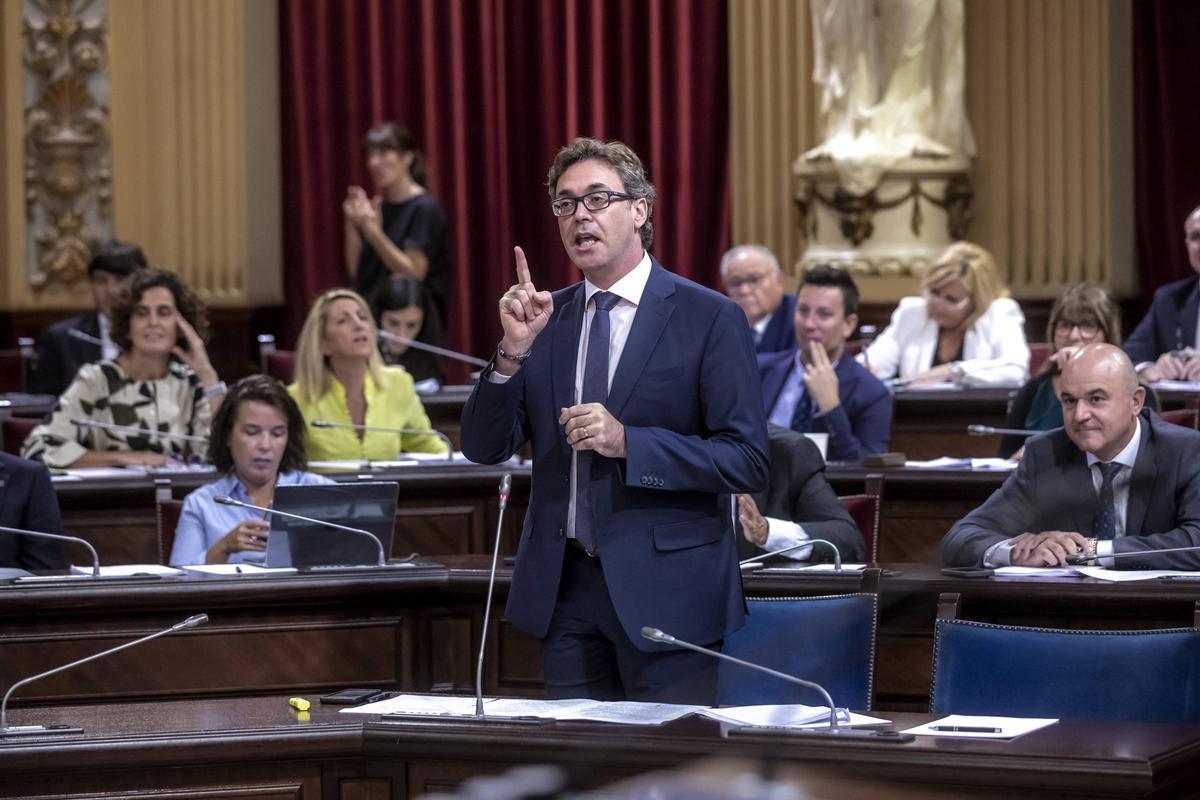 Imagen de archivo de una intervención ante el Parlament del conseller de Economía, Antonio Costa