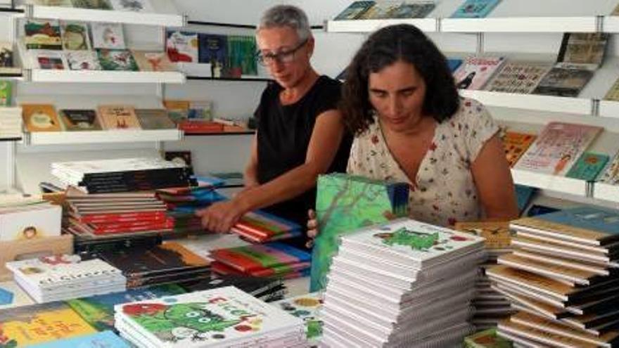 Expositors ultimant preparatius en la Setmana del Llibre en Català, que va començar el 8 de setembre