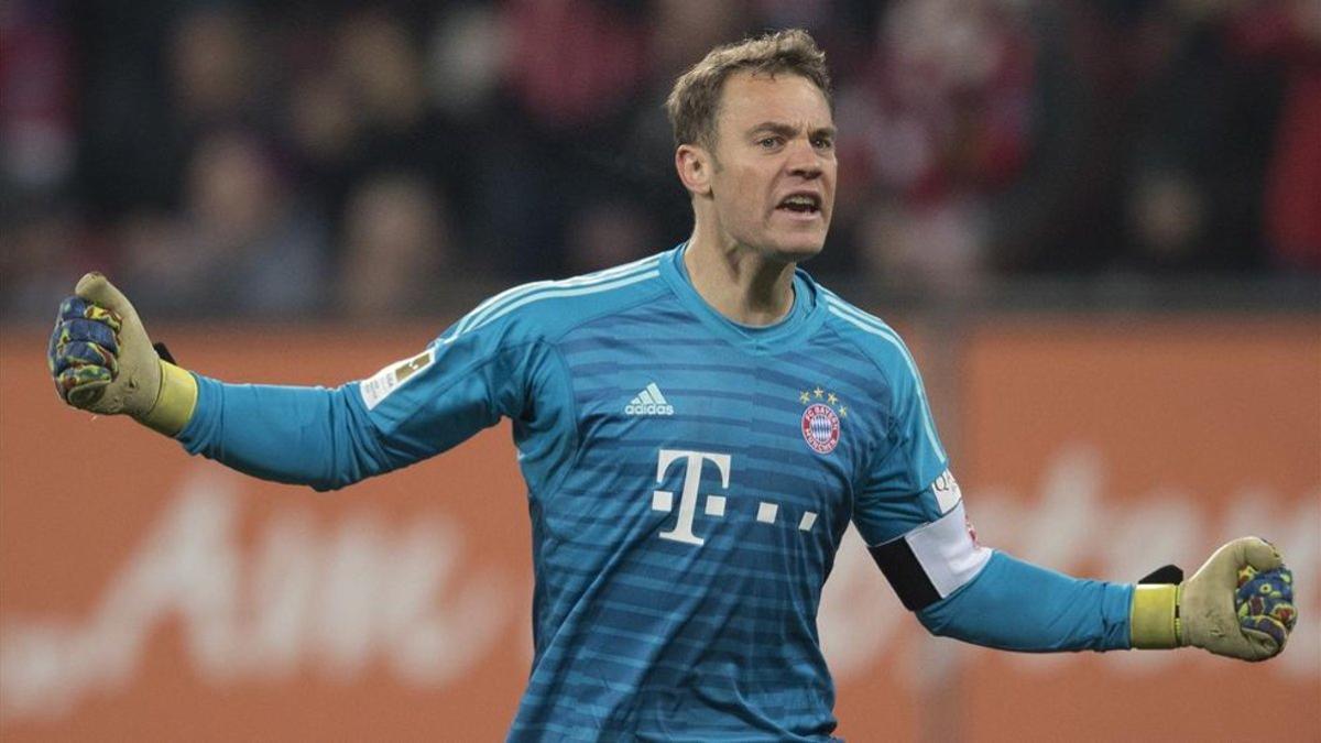 Manuel Neuer celebra la victoria del Bayern en Augsburgo