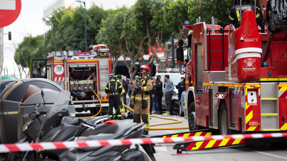 Alarma por un gran incendio en el centro de Ibiza