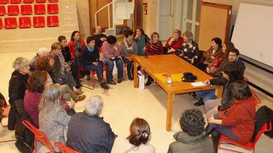 Reunión de familiares con mayores en la residencia de Cangas. // S.Á.