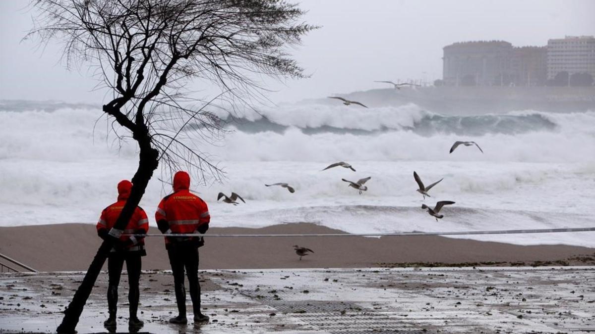 Olas de hasta 15 metros en A Coruña, este jueves.