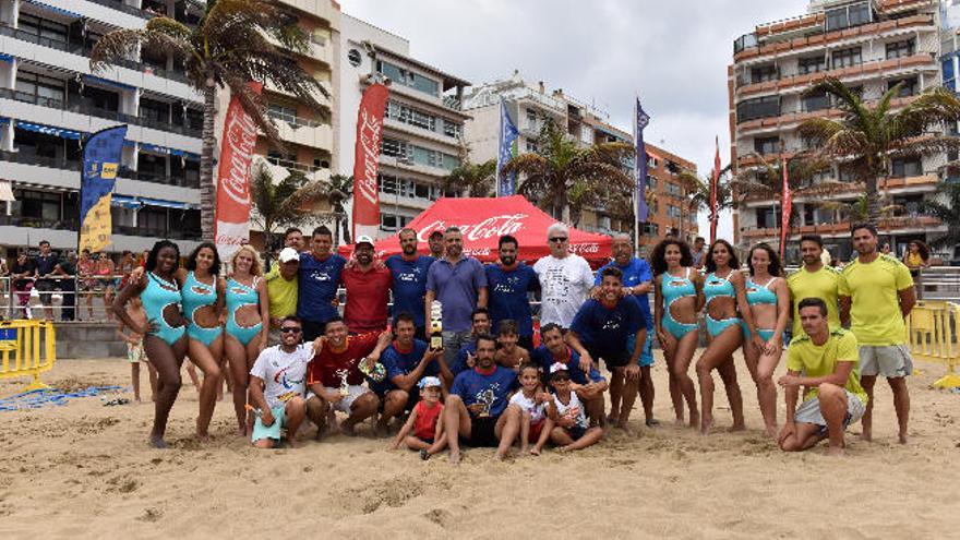 Foto de familia en Las Canteras tras la final del XXI Campeonato de Canarias de fútbol playa.