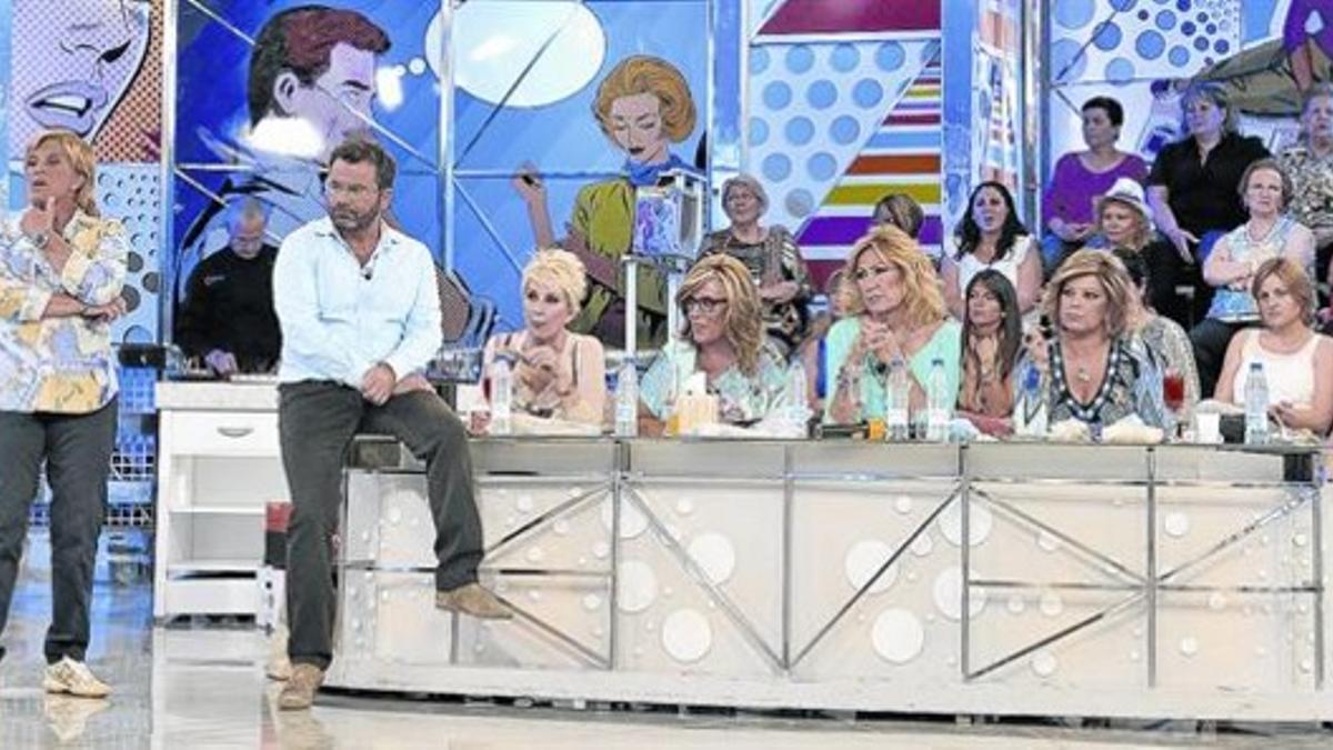 Imagen de archivo del controvertido magacín de sobremesa de Tele 5 'Sálvame', con Jorge Javier Vázquez (segundo, a la derecha) de presentador.