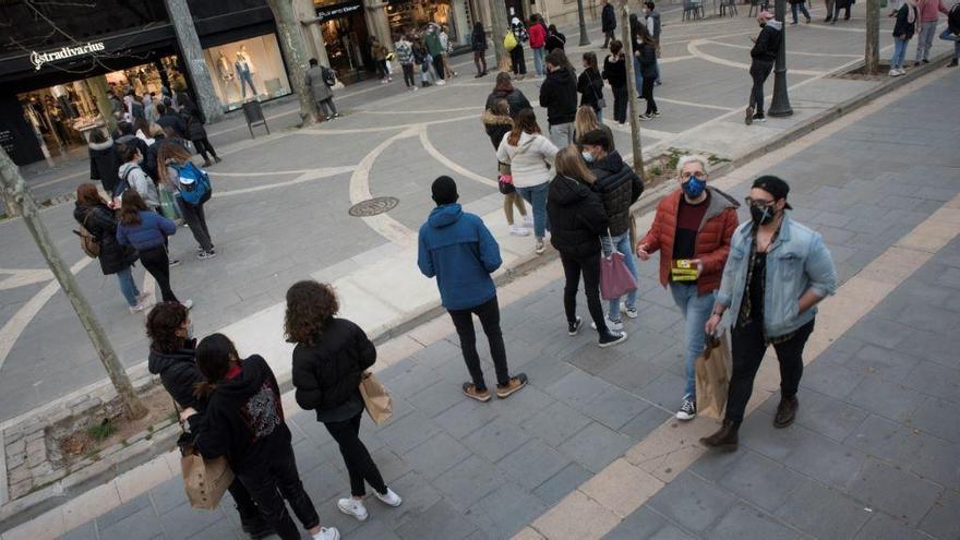 Gent al Passeig Pere III de Manresa aquest dissabte en el primer cap de setmana de reobertura del comerç