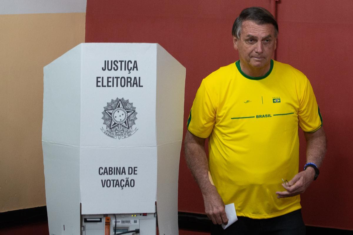 Bolsonaro pide unas elecciones limpias tras votar en una escuela de Río de Janeiro