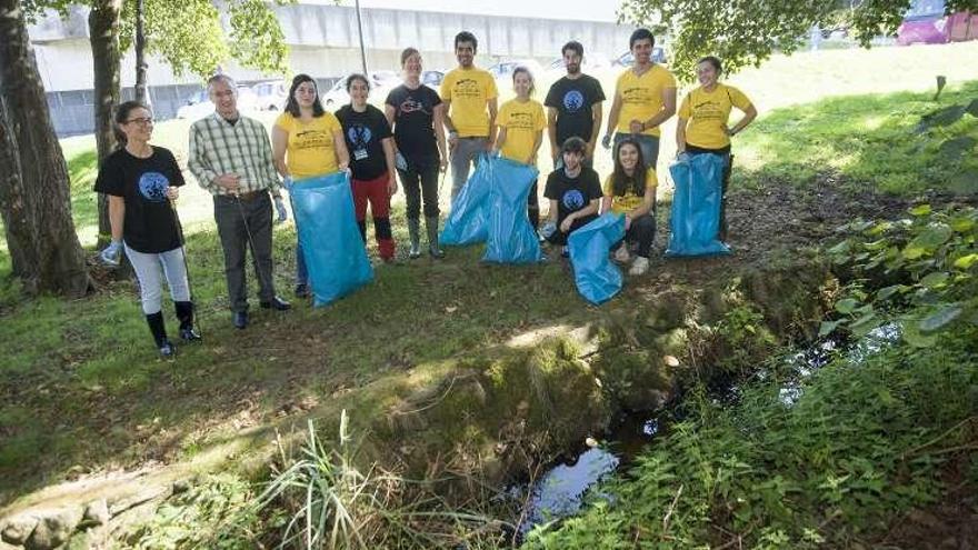 Participantes, ayer, en la limpieza de los márgenes del río Lagar.