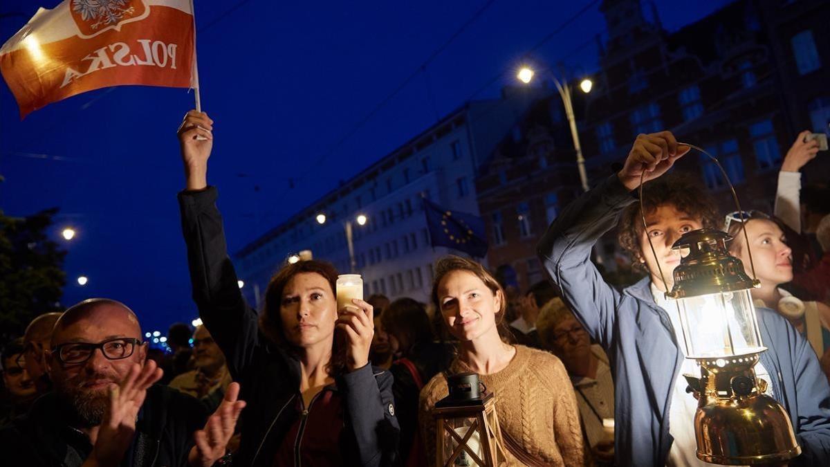 Cientos de personas participan en una protesta en Polonia.