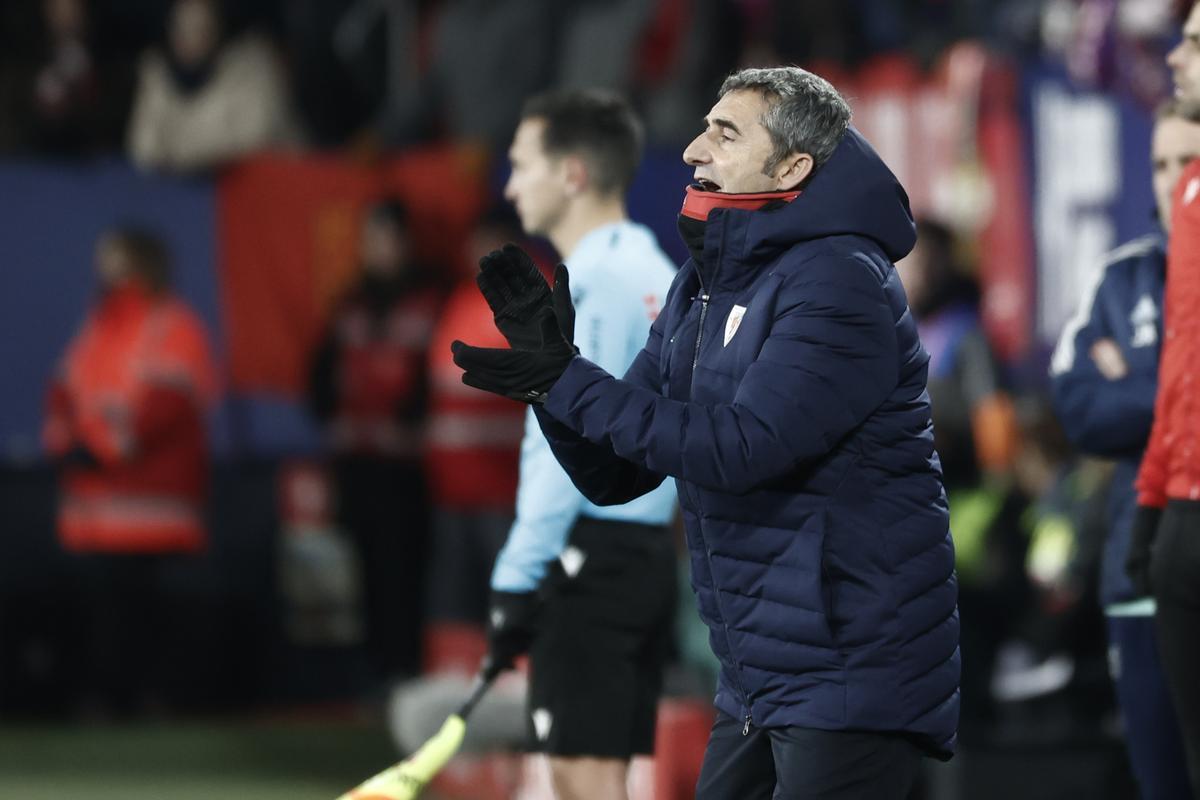 PAMPLONA, 01/03/2023.- El entrenador del Athletic, Ernesto Valverde, durante el partido de ida de las semifinales de la Copa del Rey que Osasuna y Athletic disputan este miércoles en el estadio de El Sadar, en Pamplona. EFE/Jesús Diges