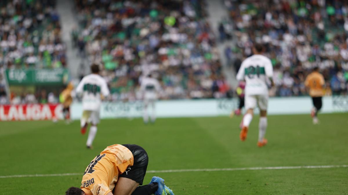Los jugadores del Elche celebran el gol contra el Valencia, durante el partido de la jornada 31 de LaLiga EA Sports, este sábado en el estadio Martínez Valero en Elche.-EFE/ Pablo Miranzo. (Elche) (Valencia)